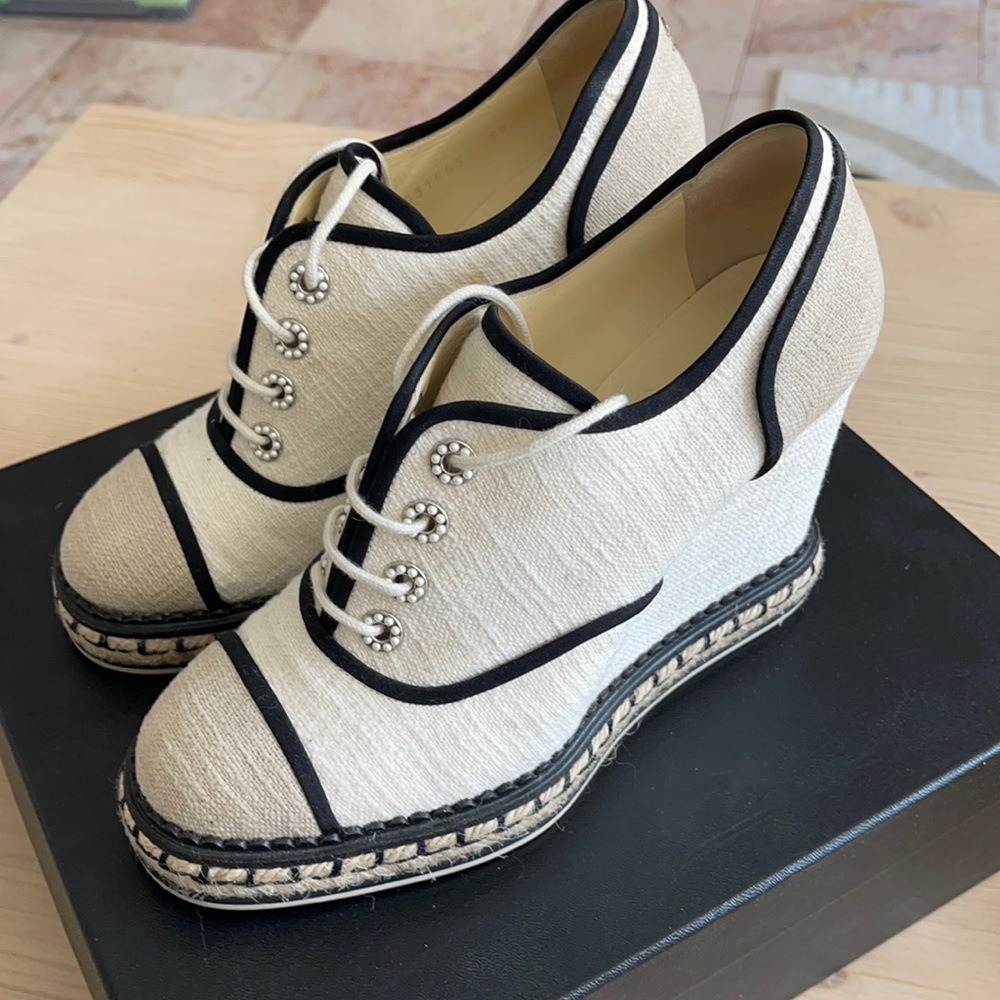 Chanel tweed Cotton size 39 wedge heel shoes with pearl detail.